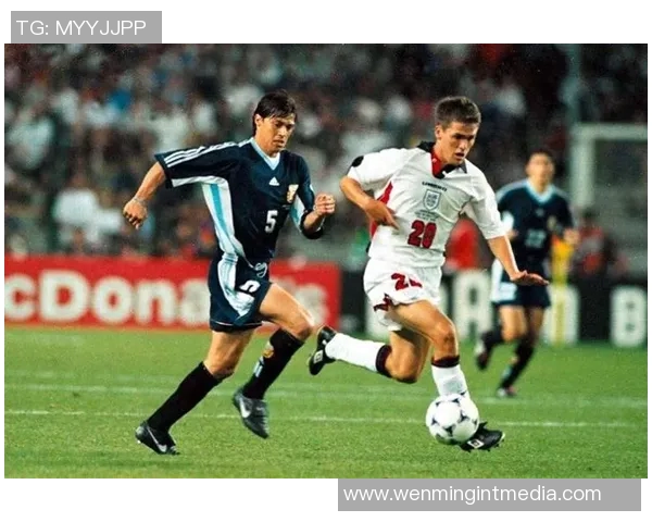 马丁内斯的传奇之路：从默默无闻到全球瞩目的足球巨星